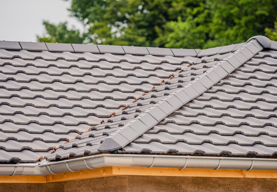 Détail d'une arête en tuiles mécaniques