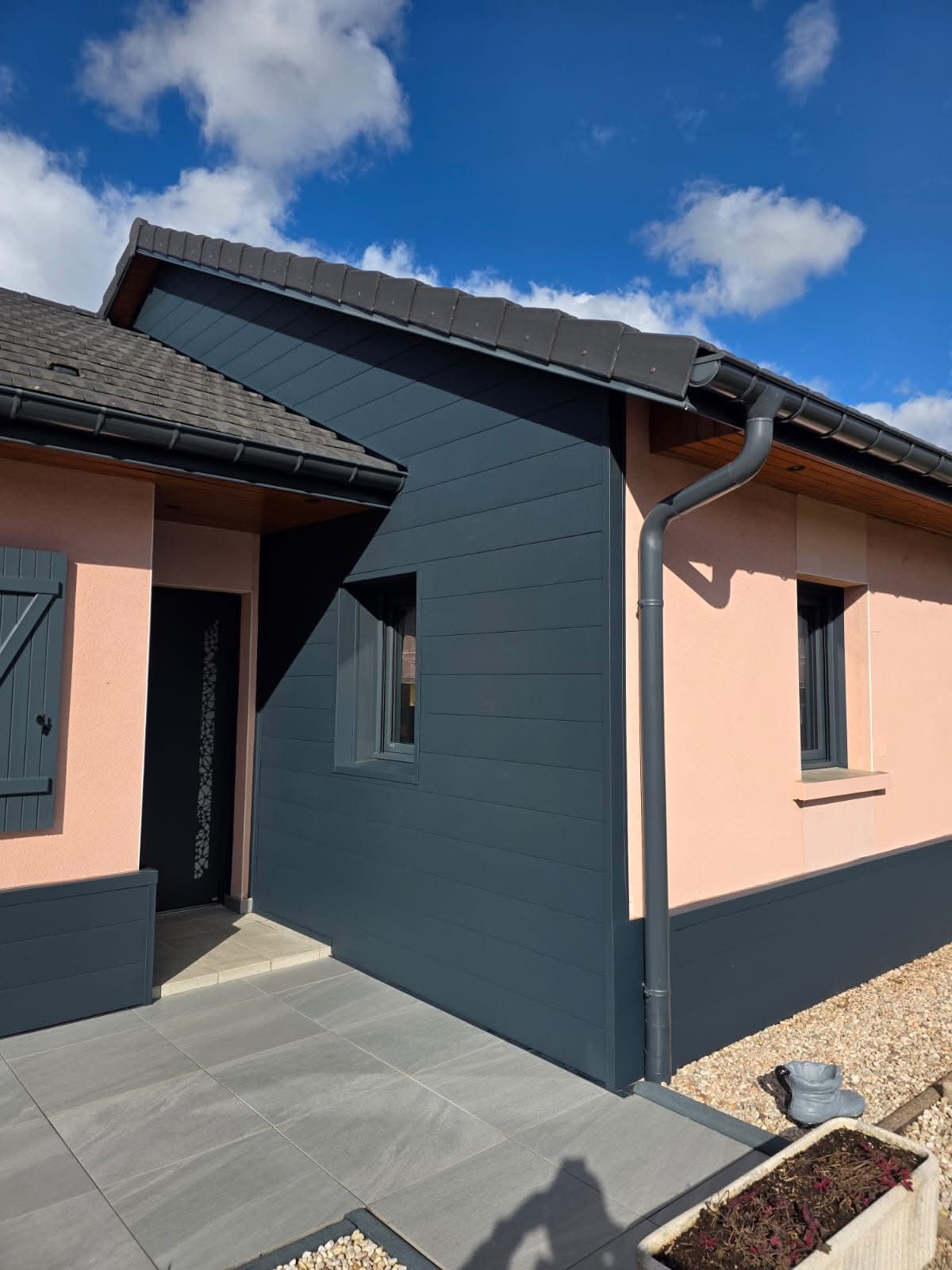 Extension avec bardage anthracite